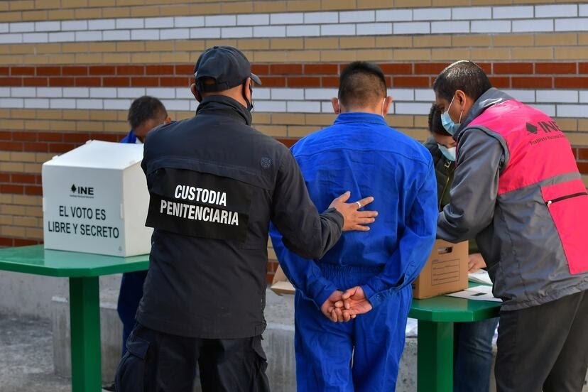 Interno Ejerciendo su Derecho al Voto.