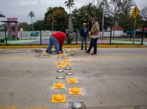 Gobierno de Minatitlán refuerza la seguridad vial con instalación y sustitución de boyas metálicas