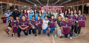 Guillermo Reyes Espronceda entrega uniformes a atletas que representarán a Minatitlán en etapa estatal de CONADE 2026