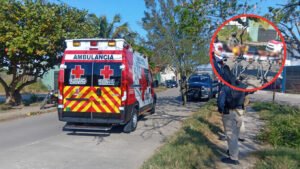 Familia resulta lesionada tras derrapar en motocicleta por cables colgantes en Coatzacoalcos