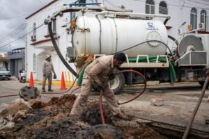 Gobierno de Minatitlán refuerza mantenimiento en red de drenaje sanitario