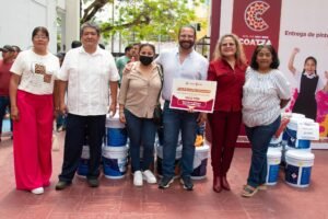 Arranca Pedro Miguel Rosaldo y Margarita Santopietro programa de apoyo a escuelas en Coatzacoalcos
