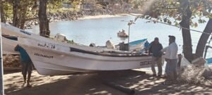 Pescadores del sur de Veracruz navegan hasta 10 millas para evitar crudo; confían en que el frente frío 41 limpie costas