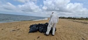 Arrancan limpieza en playas de Villa Allende previo a Semana Santa tras presencia de crudo