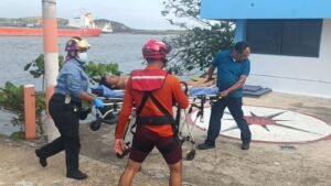 Joven de Minatitlán permanece hospitalizado tras intentar rescatar a adolescentes en playa de Coatzacoalcos