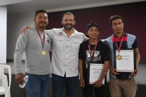 Reconocen en Coatzacoalcos a ciudadanos por rescate heroico en el mar