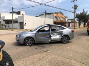 Jeep con tumba burros impacta auto en el centro de Coatzacoalcos; reportan pérdida total