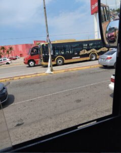 Primera unidad de Quetzalli choca en Coatzacoalcos; reportan daños materiales