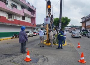 Realizan mantenimiento a semáforos en avenida principal de Agua Dulce