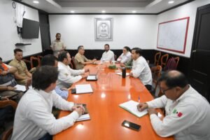 Alcalde de Coatzacoalcos coordina acciones con Federación y Estado por presencia de hidrocarburo en el litoral