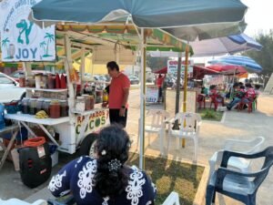 Vendedores de coco en el malecón de Coatzacoalcos esperan repunte de ventas en Semana Santa