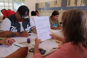 DIF Coatzacoalcos e IVEA aplican Examen Único a 17 personas para concluir primaria y secundaria
