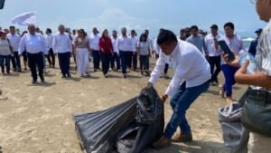 Crudo recolectado en playas de Coatzacoalcos será trasladado a Tabasco para su disposición final