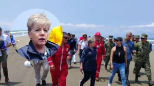 Titular de Semarnat recorre playas de Coatzacoalcos tras derrame de hidrocarburos