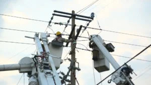 CFE sin plan actualizado para cambiar postes en Coatzacoalcos pese a su deterioro