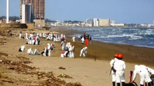 Contratan a trabajadores de la CTM para limpieza de hidrocarburo en playas de Coatzacoalcos