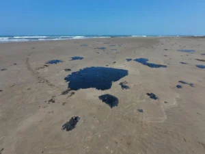 Sheinbaum ordena investigación interdisciplinaria por derrame en el Golfo; aún no hay responsables