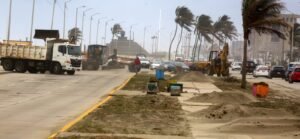 Malecón de Coatzacoalcos afectado por oleaje y viento; realizan labores de limpieza