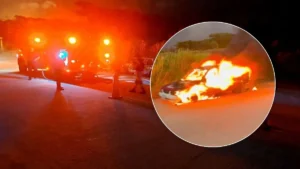 Voraz incendio consume taxi en Coatzacoalcos; unidad queda reducida a chatarra