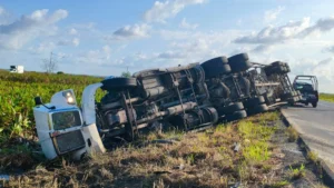 Vuelca tráiler en Las Matas; conductor resulta lesionado