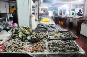 Derrame de hidrocarburos golpea a comerciantes de mariscos en Coatzacoalcos