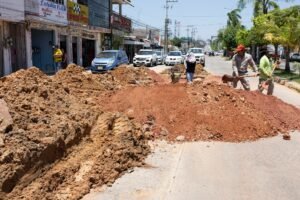 Atienden fuga de agua en avenida Justo Sierra de Minatitlán