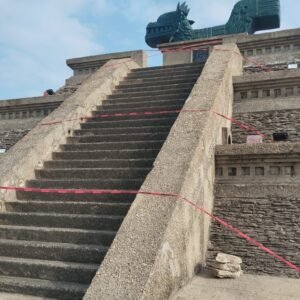 Restringen acceso a pirámide del malecón en Coatzacoalcos por riesgo de abejas