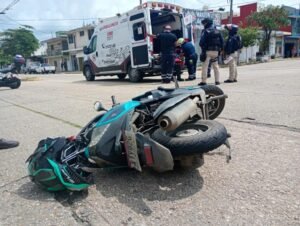 Auto fantasma derriba a motociclista en el centro de Coatzacoalcos