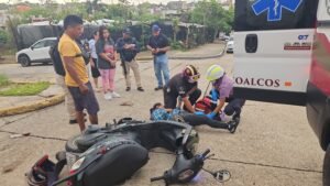 Pareja resulta lesionada tras choque entre camioneta y motoneta en Coatzacoalcos