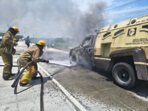 Incendio consume camioneta de valores en tramo Las Matas