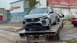 Camioneta queda varada en inundación y termina dañada en el centro de Coatzacoalcos