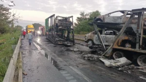 Choque e incendio deja al menos 10 vehículos calcinados en la Isla–Acayucan