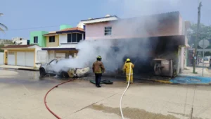 Explota transformador y provoca incendio en colonia Puerto México de Coatzacoalcos