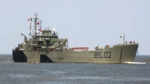 Buque de la Marina arriba a Coatzacoalcos tras misiones internacionales