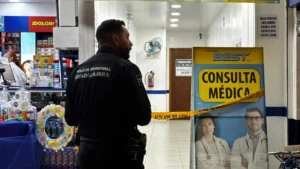 Investigan muerte de bebé tras inyección en consultorio de farmacia en Guadalajara