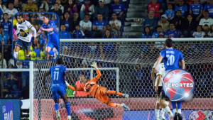 Cruz Azul y Pumas dejan todo para la vuelta tras empate sin goles en la Final