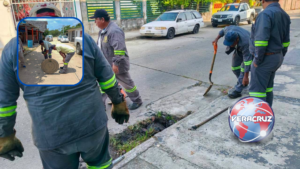 Realizan limpieza y desazolve de drenaje sanitario en calles de Nanchital