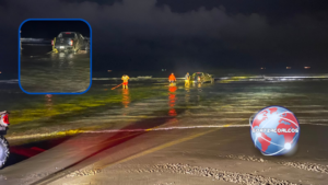 Camioneta queda atrapada en la playa al intentar rescatar una cuatrimoto en Coatzacoalcos