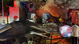 Voraz incendio consume carpintería y moviliza a bomberos en Coatzacoalcos