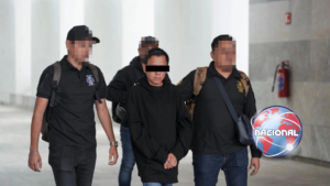 Detienen a hombre acusado de vender palco falso para el Mundial en el Estadio Azteca