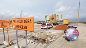 Instalan nuevo tope reductor de velocidad en el Malecón Costero frente a la colonia El Tesoro