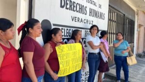 Padres de familia presentan queja ante Derechos Humanos por falta de maestros en secundaria de Pajapan