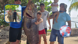 Pescadores de Villa Allende capturan enorme cherna de 75 kilos frente a costas de Coatzacoalcos