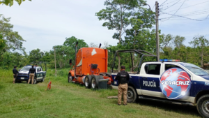 Policía Municipal recupera tractocamión con reporte de robo en Jáltipan