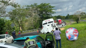 Tráiler embiste por alcance a autobús ADO en la Costera del Golfo
