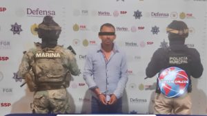 Detienen a hombre en Coatzacoalcos por presuntos delitos contra la salud; habría agredido a una policía
