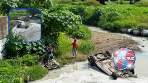 Conductor sobrevive tras caer con su camioneta a canal en Veracruz