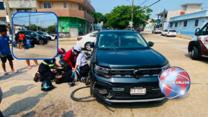 Motorepartidor resulta lesionado tras chocar contra camioneta en el centro de Coatzacoalcos