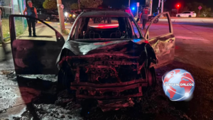 Cortocircuito consume taxi sobre la avenida Universidad en Coatzacoalcos