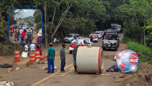 Habitantes bloquean la carretera federal 180 en Catemaco por presunta obra inconclusa